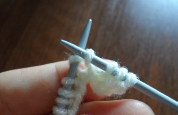 Doppelt elastisches Stricken. Strickmuster im Kreis für Anfänger