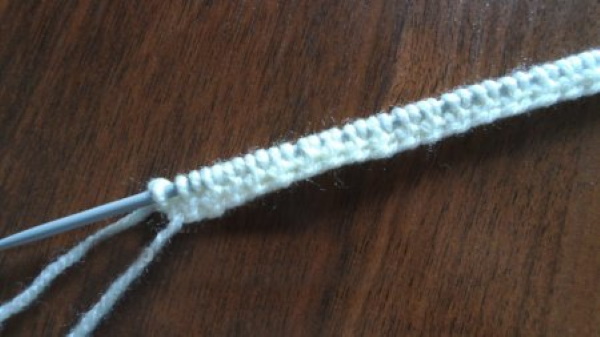Doppelt elastisches Stricken. Strickmuster im Kreis für Anfänger