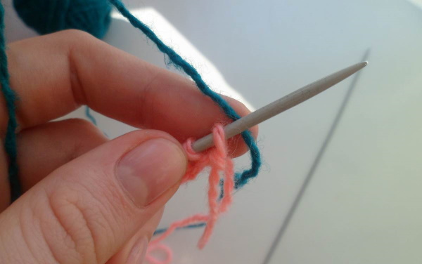 Doppelt elastisches Stricken. Strickmuster im Kreis für Anfänger