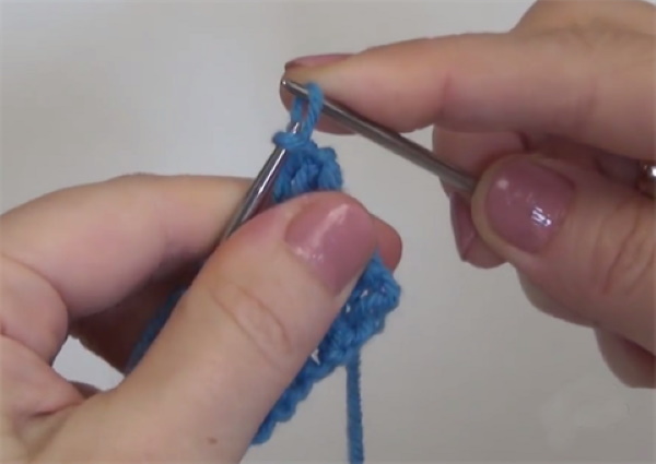 Come lavorare a maglia un maglione voluminoso con ferri e uncinetto. Schemi con descrizione