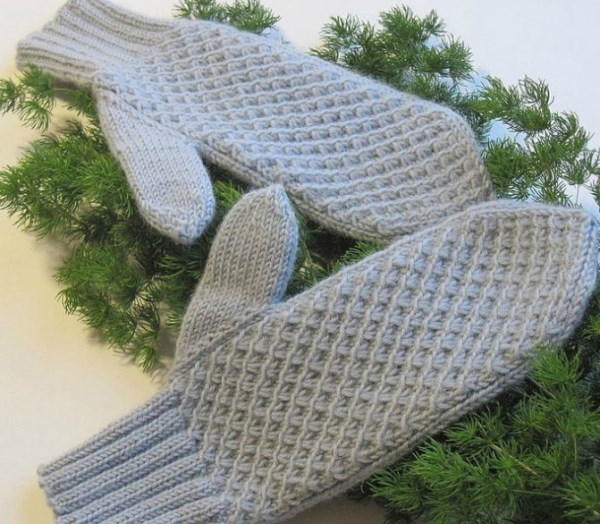 Wie man Fäustlinge mit Stricknadeln schön mit einem Halbkreis veredelt