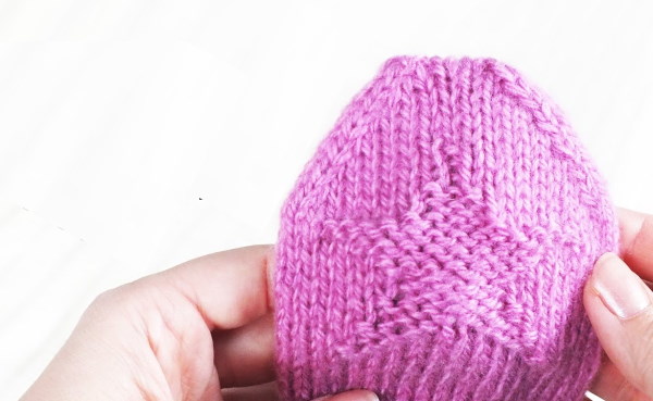 Wie man Fäustlinge mit Stricknadeln schön mit einem Halbkreis veredelt