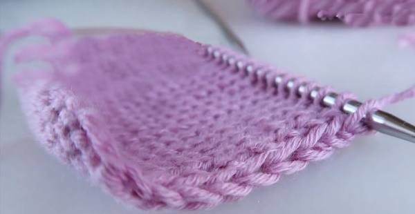 Schöne Kante beim Stricken eines Schals, einer Mütze, eines Gummibandes