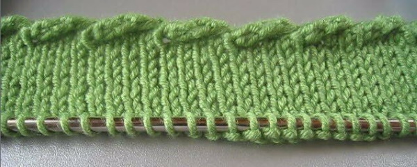 Schöne Kante beim Stricken eines Schals, einer Mütze, eines Gummibandes