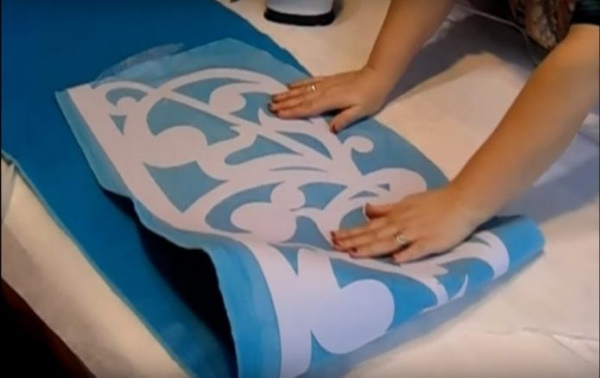 Lambrequin. Fotos für einen Flur, ein Schlafzimmer oder eine Küche mit niedrigen Decken. Muster