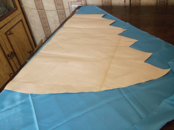 Lambrequin. Fotos für einen Flur, ein Schlafzimmer oder eine Küche mit niedrigen Decken. Muster