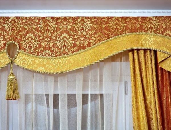 Lambrequin. Fotos für einen Flur, ein Schlafzimmer oder eine Küche mit niedrigen Decken. Muster