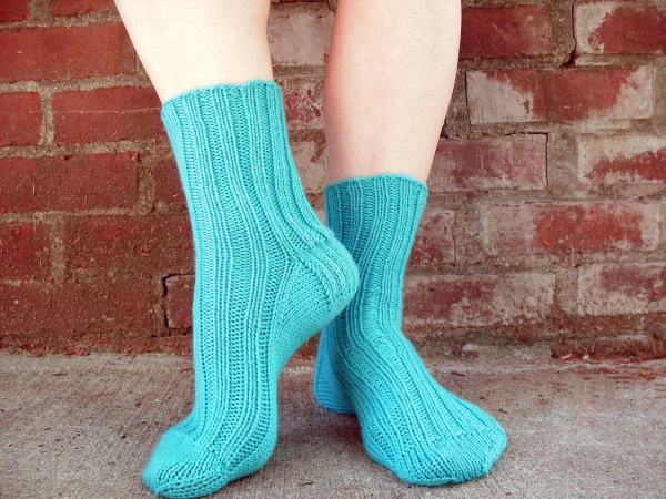 Mit Stricknadeln gestrickte Herrensocken. Größen, Stricken mit zwei Nadeln, Muster, Diagramme