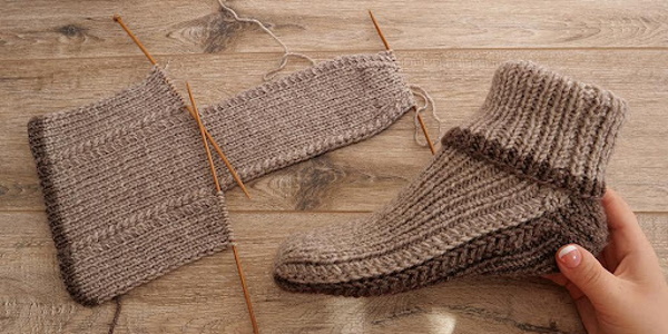 Mit Stricknadeln gestrickte Herrensocken. Größen, Stricken mit zwei Nadeln, Muster, Diagramme