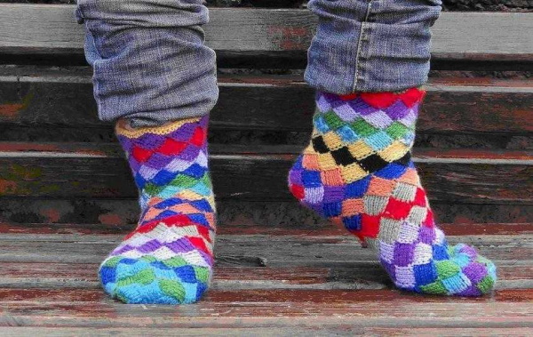 Mit Stricknadeln gestrickte Herrensocken. Größen, Stricken mit zwei Nadeln, Muster, Diagramme
