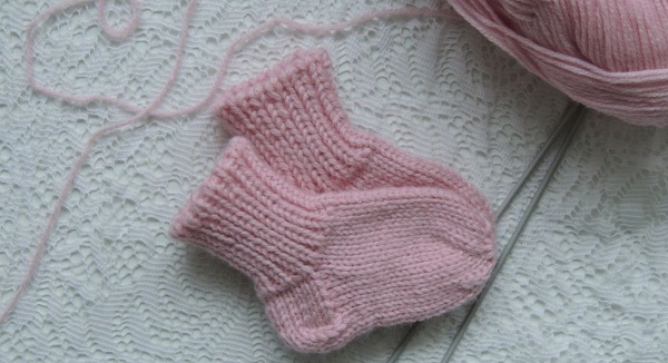 Gestrickte Socken für Neugeborene von 0 bis 8 Monaten. Schemata