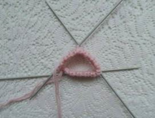 Gestrickte Socken für Neugeborene von 0 bis 8 Monaten. Schemata