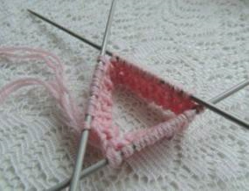 Gestrickte Socken für Neugeborene von 0 bis 8 Monaten. Schemata