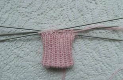 Gestrickte Socken für Neugeborene von 0 bis 8 Monaten. Schemata