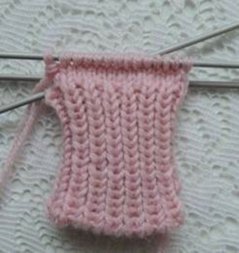 Gestrickte Socken für Neugeborene von 0 bis 8 Monaten. Schemata