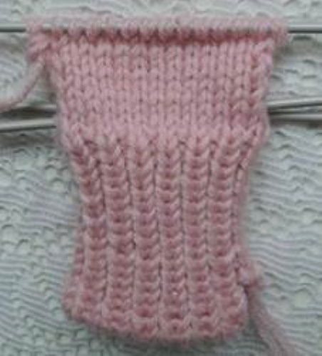 Gestrickte Socken für Neugeborene von 0 bis 8 Monaten. Schemata