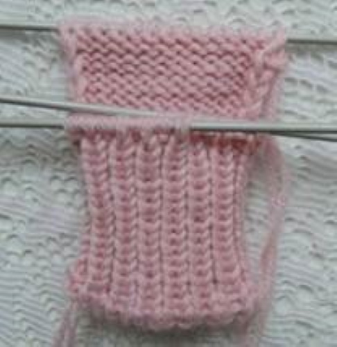 Gestrickte Socken für Neugeborene von 0 bis 8 Monaten. Schemata