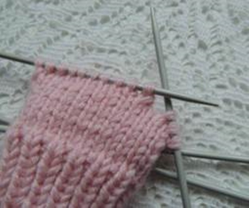 Gestrickte Socken für Neugeborene von 0 bis 8 Monaten. Schemata