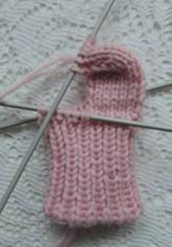 Gestrickte Socken für Neugeborene von 0 bis 8 Monaten. Schemata