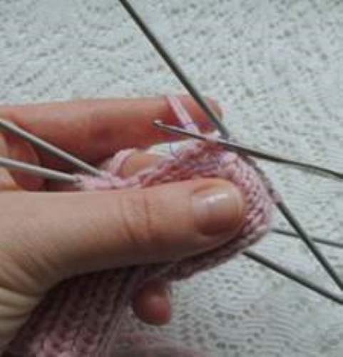 Gestrickte Socken für Neugeborene von 0 bis 8 Monaten. Schemata