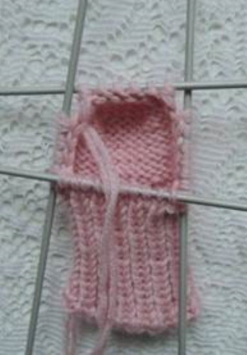 Gestrickte Socken für Neugeborene von 0 bis 8 Monaten. Schemata