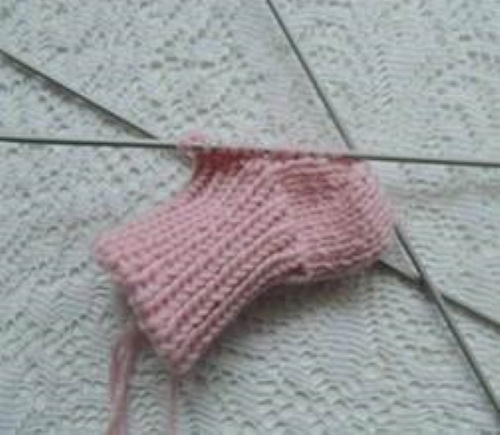 Gestrickte Socken für Neugeborene von 0 bis 8 Monaten. Schemata
