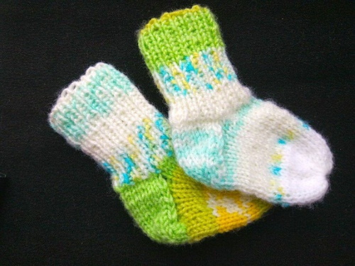 Gestrickte Socken für Neugeborene von 0 bis 8 Monaten. Schemata