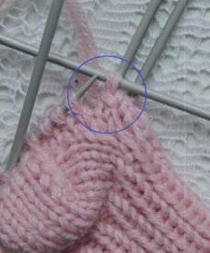 Gestrickte Socken für Neugeborene von 0 bis 8 Monaten. Schemata