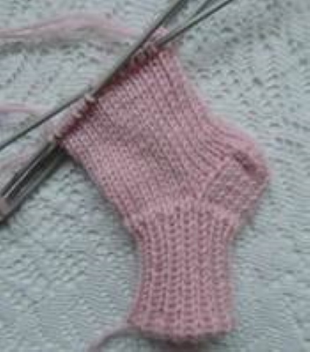 Gestrickte Socken für Neugeborene von 0 bis 8 Monaten. Schemata