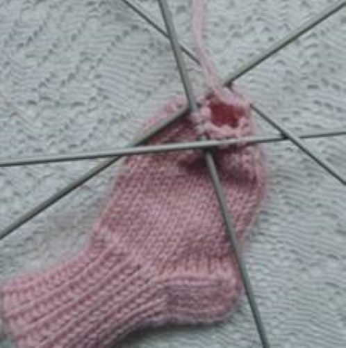 Gestrickte Socken für Neugeborene von 0 bis 8 Monaten. Schemata