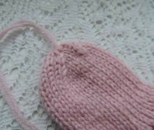 Gestrickte Socken für Neugeborene von 0 bis 8 Monaten. Schemata
