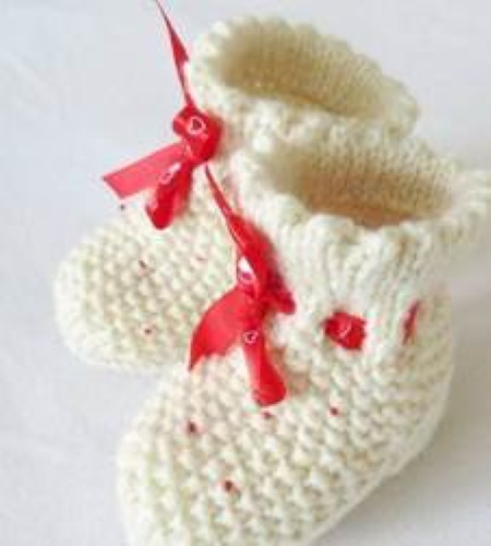 Gestrickte Socken für Neugeborene von 0 bis 8 Monaten. Schemata