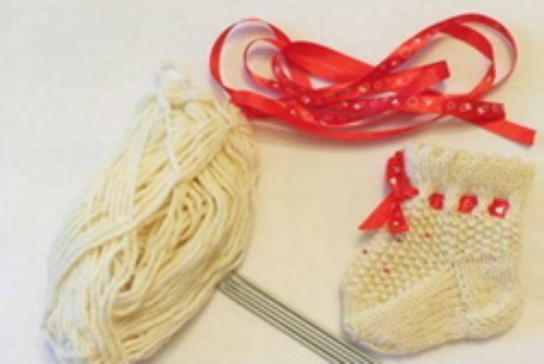 Gestrickte Socken für Neugeborene von 0 bis 8 Monaten. Schemata