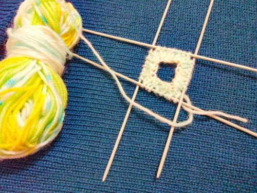 Gestrickte Socken für Neugeborene von 0 bis 8 Monaten. Schemata