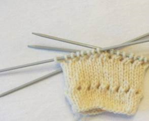 Gestrickte Socken für Neugeborene von 0 bis 8 Monaten. Schemata