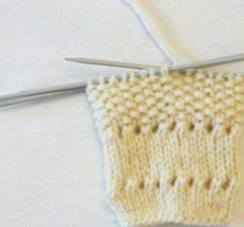 Gestrickte Socken für Neugeborene von 0 bis 8 Monaten. Schemata