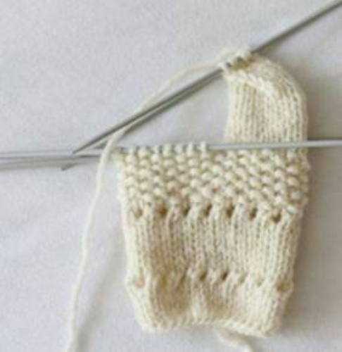 Gestrickte Socken für Neugeborene von 0 bis 8 Monaten. Schemata