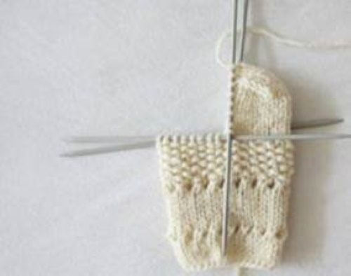 Gestrickte Socken für Neugeborene von 0 bis 8 Monaten. Schemata