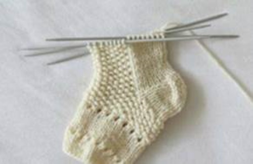 Gestrickte Socken für Neugeborene von 0 bis 8 Monaten. Schemata