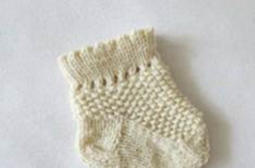 Gestrickte Socken für Neugeborene von 0 bis 8 Monaten. Schemata