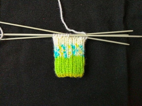 Gestrickte Socken für Neugeborene von 0 bis 8 Monaten. Schemata