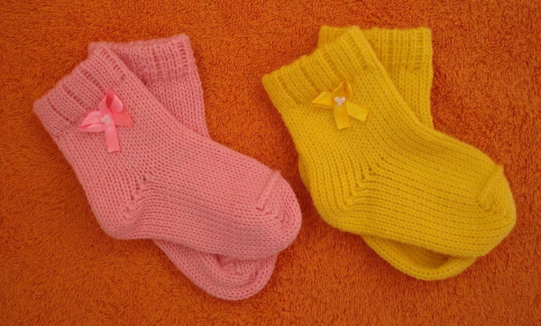 Gestrickte Socken für Neugeborene von 0 bis 8 Monaten. Schemata