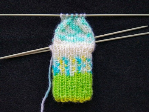 Gestrickte Socken für Neugeborene von 0 bis 8 Monaten. Schemata