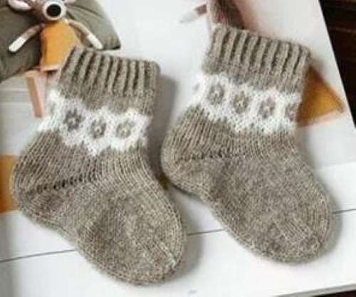 Gestrickte Socken für Neugeborene von 0 bis 8 Monaten. Schemata