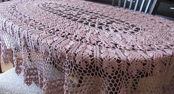 Ovale gehäkelte Tischdecke. Schemata und Beschreibung für einen großen Tisch