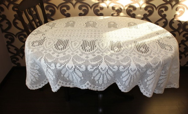 Ovale gehäkelte Tischdecke. Schemata und Beschreibung für einen großen Tisch