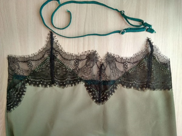 Damenpyjama mit Shorts. Muster: Seide, Baumwolle, Spitze mit T-Shirt, Top, Hemd
