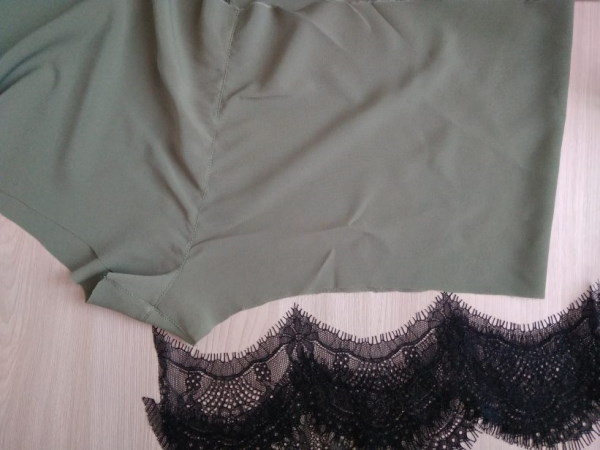 Damenpyjama mit Shorts. Muster: Seide, Baumwolle, Spitze mit T-Shirt, Top, Hemd