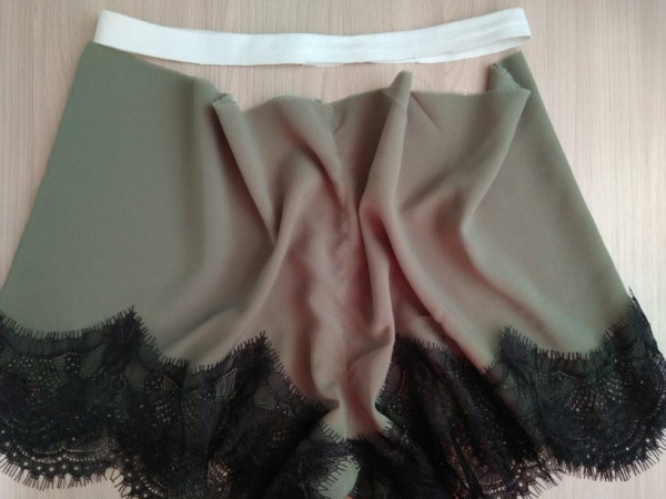 Damenpyjama mit Shorts. Muster: Seide, Baumwolle, Spitze mit T-Shirt, Top, Hemd