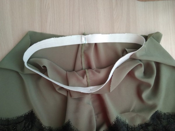 Damenpyjama mit Shorts. Muster: Seide, Baumwolle, Spitze mit T-Shirt, Top, Hemd